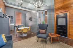 Starlet:Downtown Bryan on Main Street, 2nd floor, 2 King Beds - Image 4