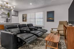 Mustang: 2 Bedroom Walk to A&M, Comfy King Beds - Image 2