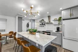 Mustang: 2 Bedroom Walk to A&M, Comfy King Beds - Image 3