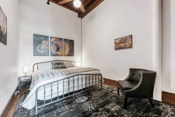 Satchmo: Downtown Bryan-Main Street, 2nd floor, King Beds - Image 5