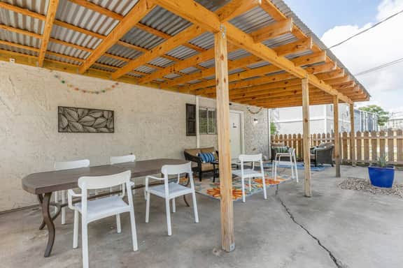St Simons: 3 Bedroom, Walk to A&M, King Beds - Image 2