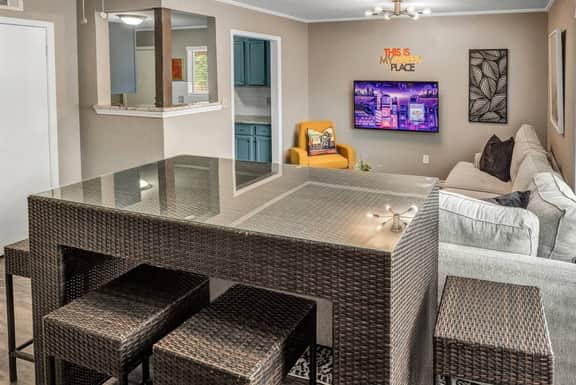 St Simons: 3 Bedroom, Walk to A&M, King Beds - Image 4