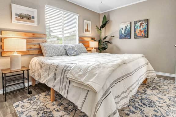 St Simons: 3 Bedroom, Walk to A&M, King Beds - Image 3