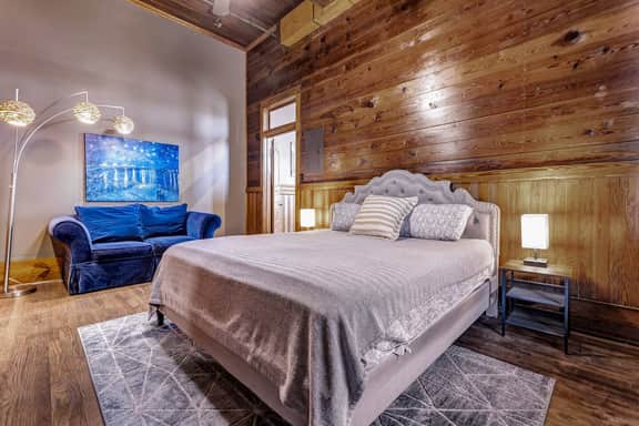 Starry Night: Downtown Bryan on Main St, 2nd floor, King Bed - Image 2