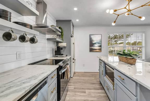 Mustang: 2 Bedroom Walk to A&M, Comfy King Beds - Image 5