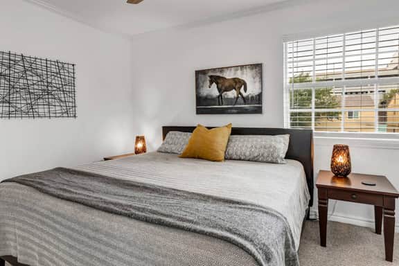 Mustang: 2 Bedroom Walk to A&M, Comfy King Beds - Image 4