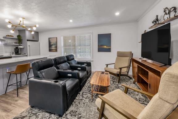 Mustang: 2 Bedroom Walk to A&M, Comfy King Beds - Image 1